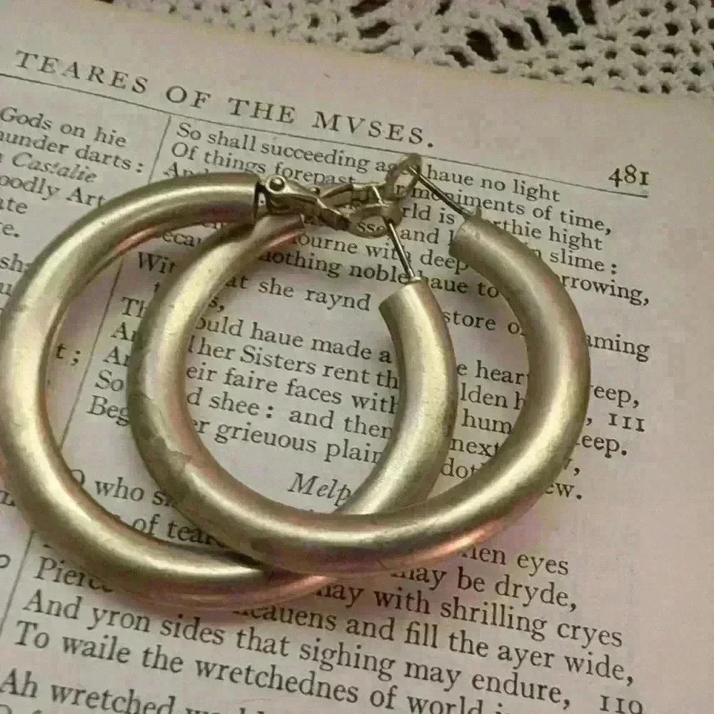 Set of 6 vintage goldtone hoop earrings - Picture 5 of 10
